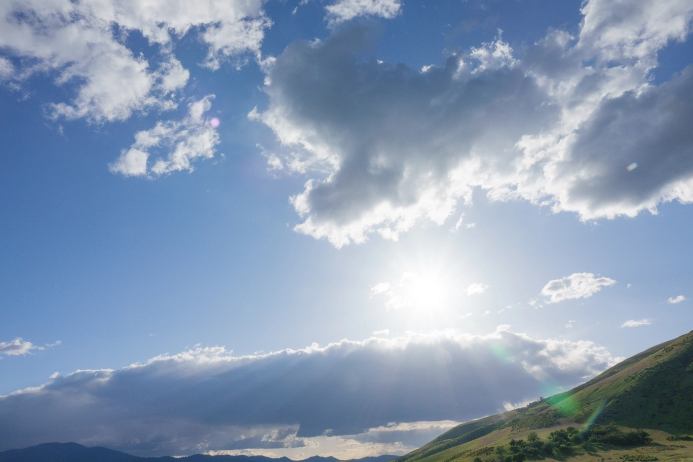 A photo of the sun and clouds